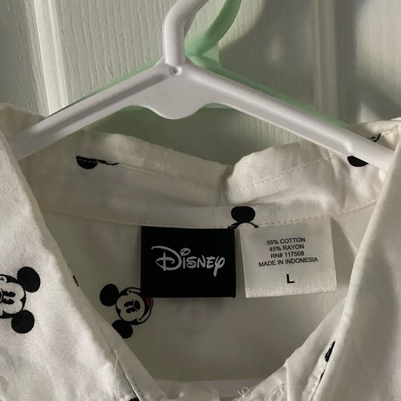 NWOT men’s Mickey Mouse Disney button down shirt - Picture 2 of 4